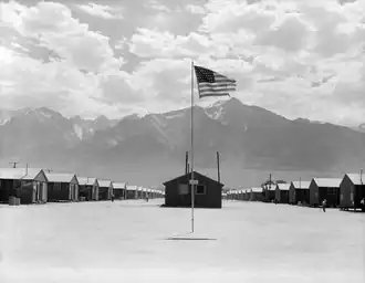 Manzanar. Op de achtergrond Mount Williamson.