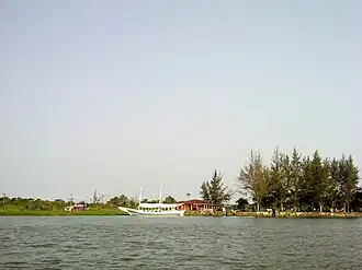 Boot op het water van Mar Pequeno bij de haven Porto da Balsa in Ilha Comprida