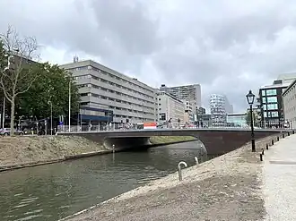 Marge Klompébrug met op de achtergrond Hoog Catharijne