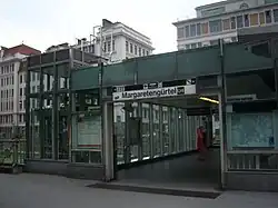 Het oostelijke toegangsgebouw.