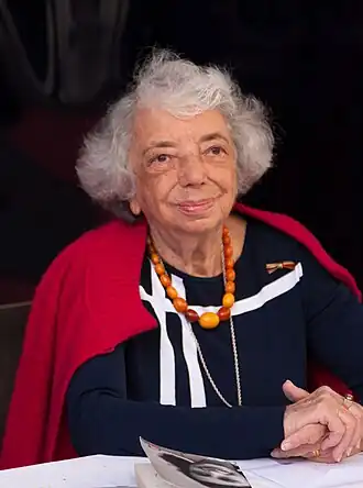 Margot Friedländer met het dagboek van Anne Frank in 2012.