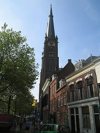 De kerk gezien vanaf de Burgwal.
