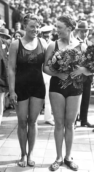 Marie Baron (links) en haar rivale Hilde Schrader op de Olympische Zomerspelen 1928