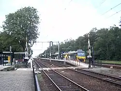 De perrons, met de voormalige stoptrein (Veenexpress) naar Almelo.