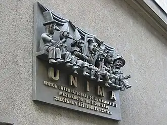 Plaquette op het theatergebouw van Říše loutek in Praag ter herinnering aan de oprichting van de UNIMA op 20 mei 1929