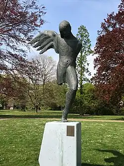 Marius van Beek: "De Vredesengel", 2002. Brons