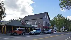 Creekside Lodge (links) en historische Alpine Hotel (centraal) op de kruising van SR 89 en Montgomery Street