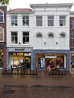 Markt 12, een pand met lijstgevel met in de eerste verdieping geprofileerde boogvensters en consoles onder de kroonlijst