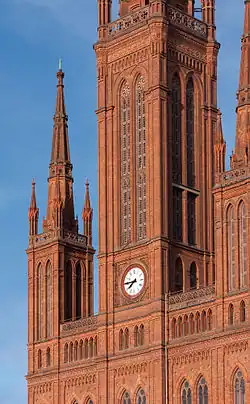 Noordwestelijke facade met klok