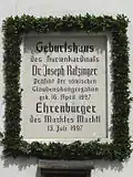 Bord op het geboortehuis van Benedictus XVI