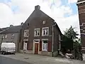 Huis met aan de straat een topgevel met vlechtingen