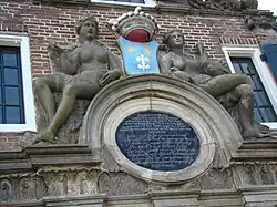 Detail ingangsbekroning