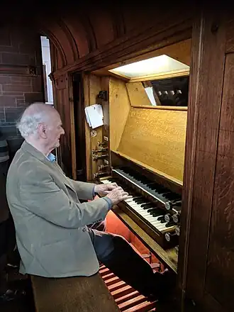 Martin How op een orgel in Liverpool (2018)