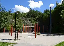 Het stationsplein met de 40 oranje-rode palen.
