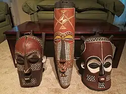 Beschilderde maskers uit Congo