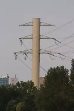 Betonmast in Reuter-West die eruitziet als schoorsteen