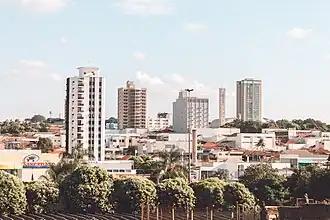 Uitzicht op de hoogbouw en de toren van de katholieke kerk Senhor Bom Jesus in  Matão