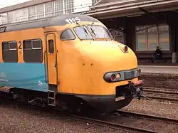 Treinstel 844 was een plan V met grijze hoekruitjes.