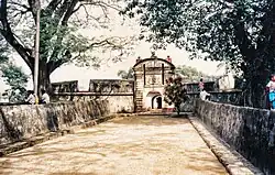 De poort van het Sterfort gezien vanaf de brug over de gracht