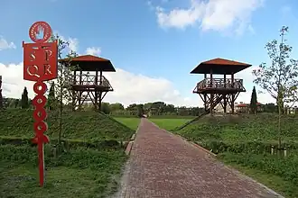 Oostzijde van de reconstructie van castellum Matilo in het Archeologisch Park Matilo te Leiden.