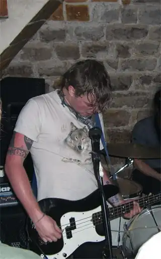 Basgitarist Matt in concert in Parijs op 7 april 2006.