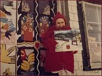 Maud Lewis voor haar huis