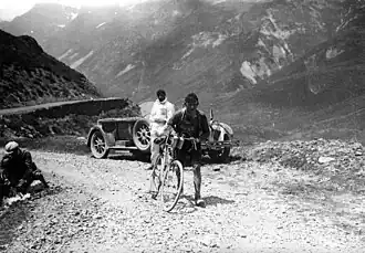 Maurice Geldhof beklimt een stuk van de Col d'Aubisque te voet. Ronde van Frankrijk 1928, (Etappe Hendaye-Luchon, 387 km)