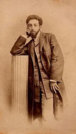 Gottlieb in dezelfde pose als op zijn schilderij "Joden bidden in de synagoge op Jom Kipoer"