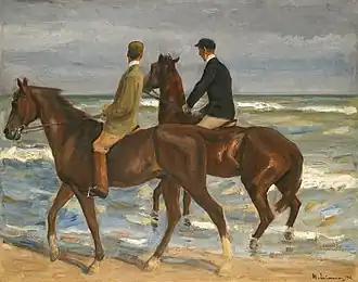 Afbeelding van het schilderij 'Zwei Reiter am Strand' van Max Liebermann uit 1901. Het toont twee mannen op bruine paarden die langs de kustlijn rijden. De lucht is grauw en er zijn golven in het water te zien. Eén van de paarden loopt op het strand, terwijl het andere deels in het water loopt.