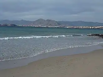 Mazarrón gezien vanaf het strand van La Azohía