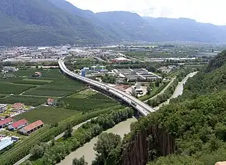 De Superstrada Merano-Bolzano (MeBo) tussen kasteel Sigmundskron (Firmian), rivier de Adige en Bozano