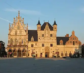 In het midden het belfort