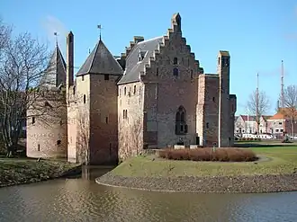 De achterzijde van het kasteel met op de voorgrond een contour van een ronde toren die daar gestaan heeft.