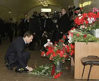 President Medvedev legt een krans in het Metrostation Loebjanka, een van de doelwitten.