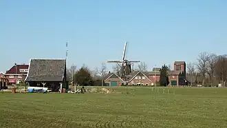 Miste, met op de achtergrond de Meenkmolen.