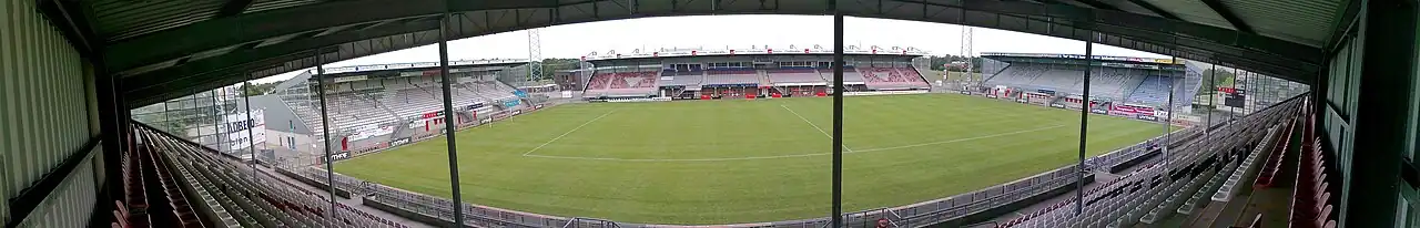 De Oude Meerdijk gezien vanaf de Oosttribune