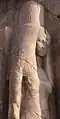 Standbeeld van Moetemwia tegen het been van de zuidelijke kolos van Memnon
