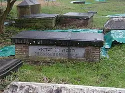 "מנשה בן ישראל / Menasseh ben Israel". Menassehs grafsteen in Ouderkerk aan de Amstel, 2005.