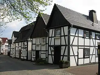 Rij huizen waarin vroeger zgn. Kleinbürger woonden