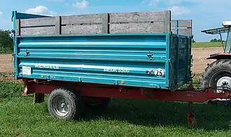 Figuur IV: enkelassige driezijdige kipper met ééndelige klepdeuren. Let op de houten opzetschotten aan de linker- en rechterzijde.