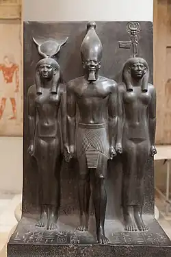 Menkaura samen met Hathor en een Nome-godin (rechts)Egyptisch Museum