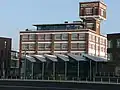 Voormalig fabrieksgebouw met watertorens