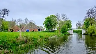 Het Mensingeweersterloopdiep bij Maarhuizen met links de monumentale boerderij Enne Jans Heerd
