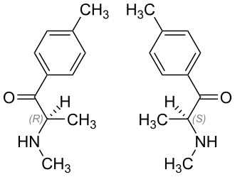 Structuurformule van mefedron. (R)-vorm links; (S)-vorm rechts