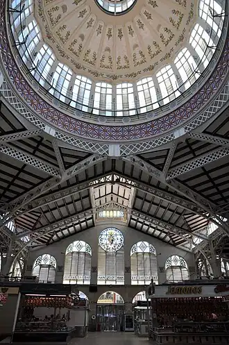 Het koepeldak met daaronder marktkramen