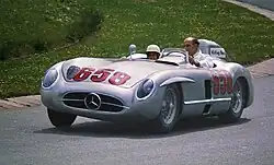 Mercedes-Benz 300 SLR gelijkend op de winnaar uit 1955 gereden door Stirling Moss en Peter Collins