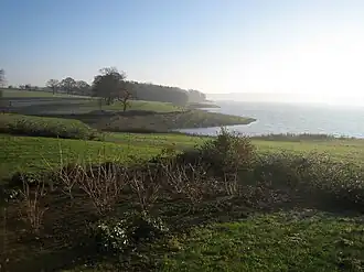 Langs de oever van de Meren van de Eau d'Heure