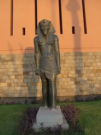 Beeld van farao MerenptahTuin van het Luxor Museum