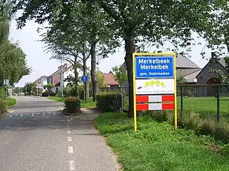 Tweetalig plaatsnaambord bij de entree van het dorp