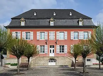 Het instituut is gevestigd in het Servais-Haus in Mersch